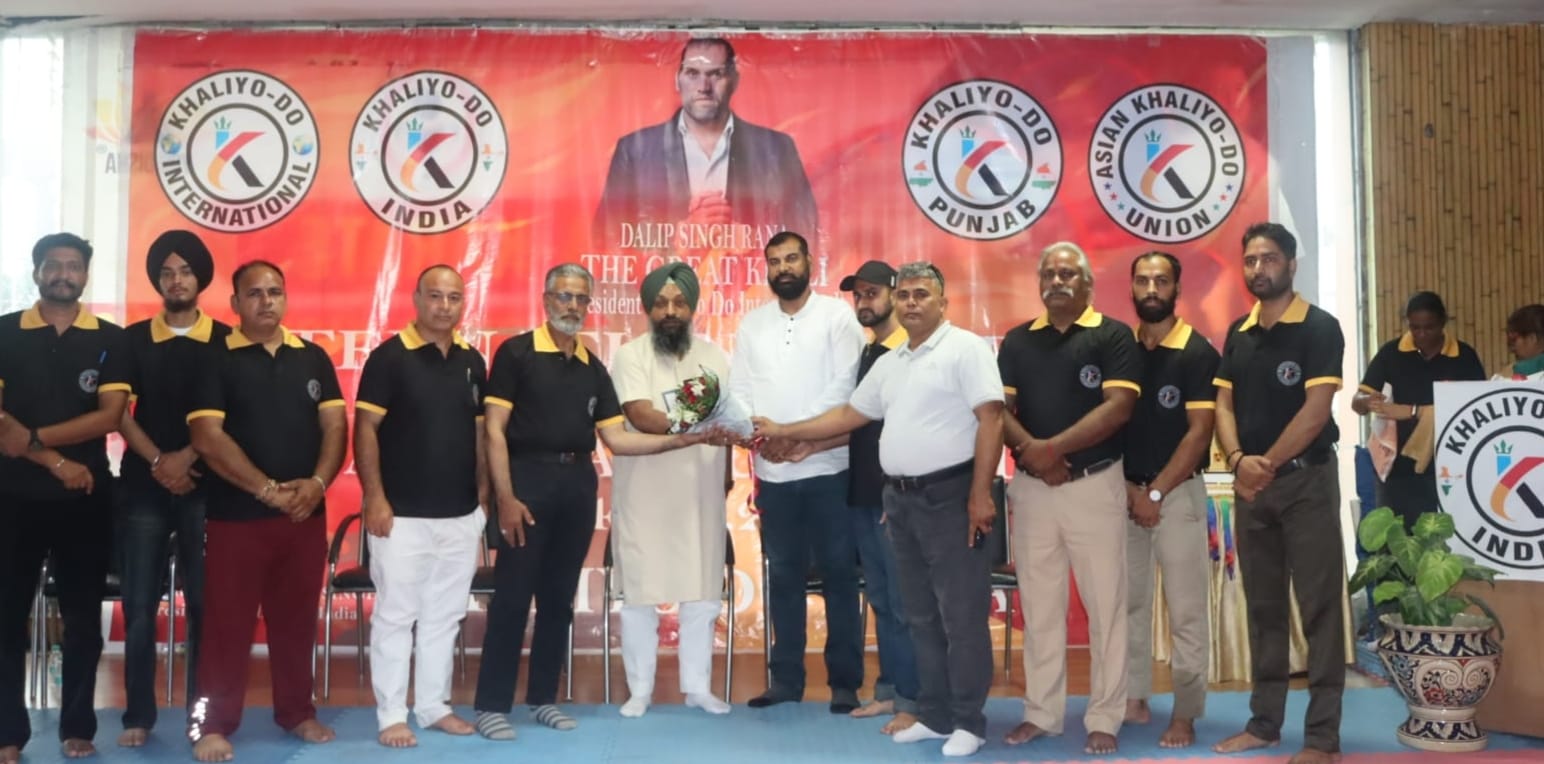ਅੰਤਰਰਾਸ਼ਟਰੀ ਖਲੀਆਂ ਡੂ (ਆਧੁਨਿਕ ਮਾਰਸ਼ਲ ਆਰਟਸ) ਸੈਮੀਨਾਰ ਵਿੱਚ ਸ਼ਾਨਦਾਰ ਪ੍ਰਦਰਸ਼ਨ ਕਰਨ ਵਾਲੇ ਅਧਿਕਾਰੀਆਂ ਨੂੰ ਯੂਥ ਖੇਡ ਭਲਾਈ ਬੋਰਡ ਦੇ ਚੇਅਰਮੈਨ ਰਾਜੀਵ ਵਾਲੀਆ ਵੱਲੋਂ ਸਨਮਾਨਿਤ ਕੀਤਾ ਗਿਆ।